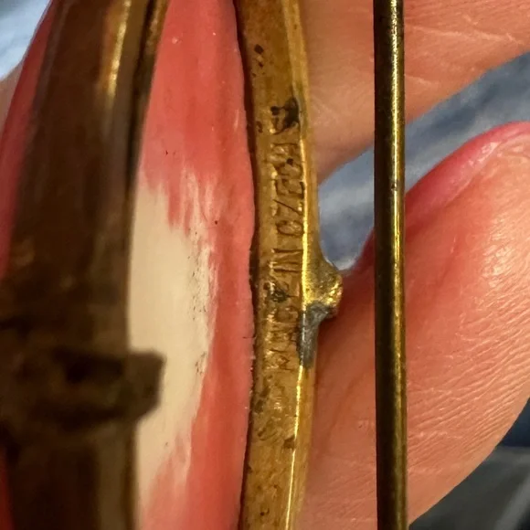 Vintage pink coral oval stone brooch set in gold tone hardware Czech - Picture 12 of 13